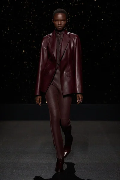 Look 10